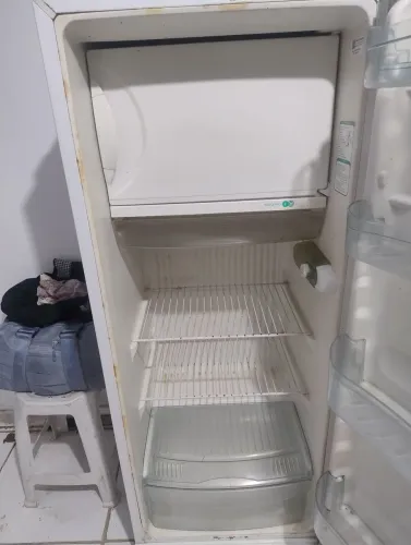 Vendo uma geladeira consul em boas condições só q estar precisando trocar gás