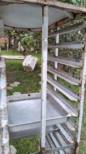 Carrinho para formas de panificação.