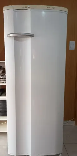 Geladeira Eletrolux 240 litros