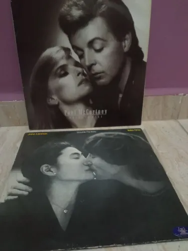 Vendo 2 Lps John Lennon e Paul McCartney ambos com encarte em ótimo estado de conservação.