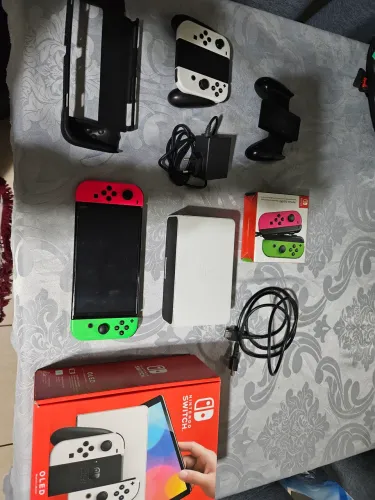 Vende-se nintendo switch óleo com 2 controle mais cartao de memória de128gb memória 