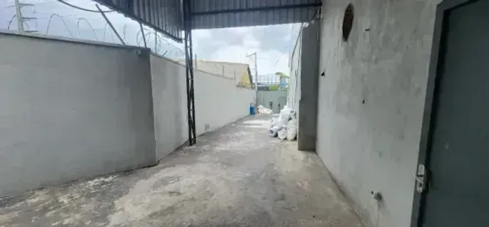 GALPÃO COM 800M2 DE ÁREA TOTAL NA COSME FERREIRA/TIRADENTES