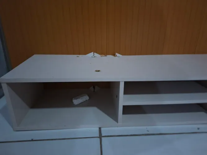 Rack de parede montado com pequena avaria