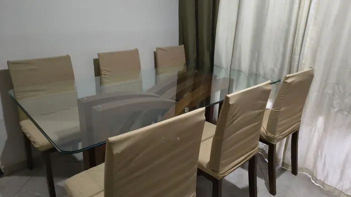 Mesa com seis cadeiras e tampo de vidro temperado 