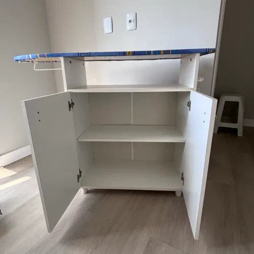 Armário com tábua de passar
