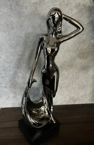 Linda estátua feminina 