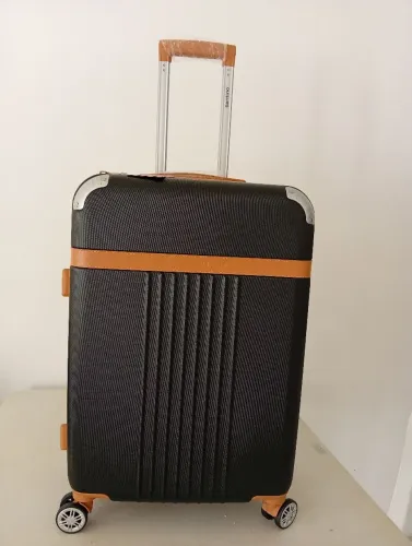 Mala marca Santino , zíper expansiva, cadeado , divisórias internas, rodas duplas