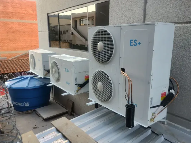 Técnico em refrigeração e mecânico em refrigeração.