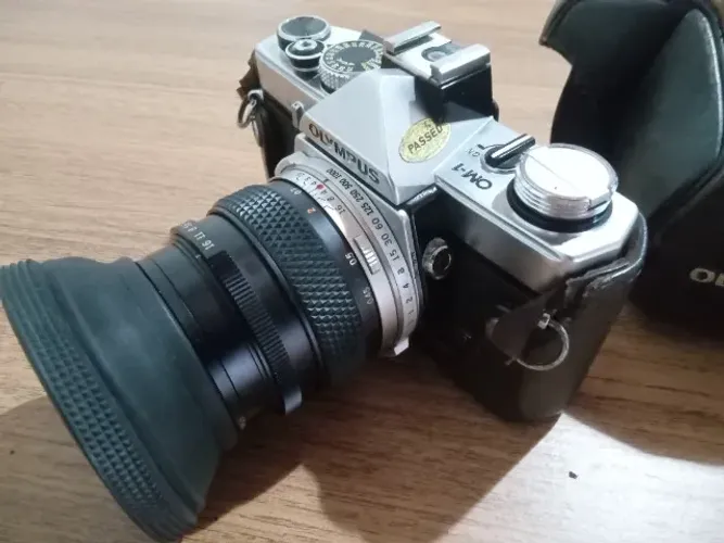 MÁQUINA DE FOTOGRAFIA ANALÓGIA OLYMPUS OM-1. FOTÔMETRO OK. LENTE DE 50MM F/1.4