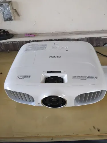 Projetor home cinema epson H501 F, funcionando. Acompanha tela retratil.