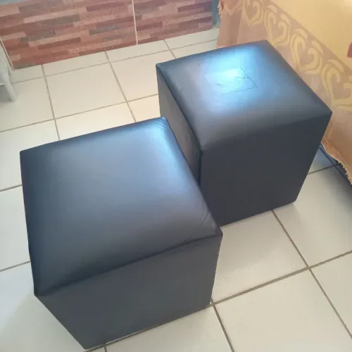 3 Puffs bem conservados 2 preto de napa e 1 vinho de veludo.
