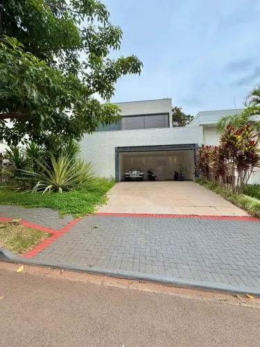 Casa em condomínio fechado, com piscina e condomínio com lazer completo
