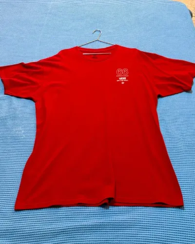 Camiseta Vermelha Vans Off The Wall "66" - Tam GG