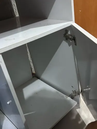 Vendo esse cômoda único defeito é que está um pouco mole por que está faltando parafuso
