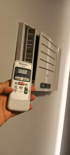 Ar de Janela 10 mil BTUs 220v com controle - muito conservado