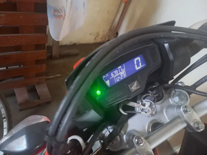 Vendo essa linda moto valeu 10 mil reas mais 18 parcela de 887 os  ligar * 
