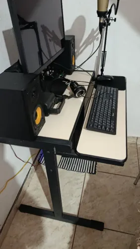 Mesa de computador semi nova