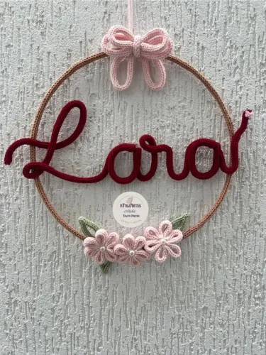 Nome personalizado na guirlanda de laço e flores