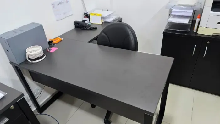 Mesa Executiva em L da Marzo Vitorino, 1,50x1,35 com gaveteiro fixo, possuo 8 unidades