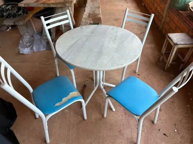 Uma mesa de mármore e 4 cadeiras