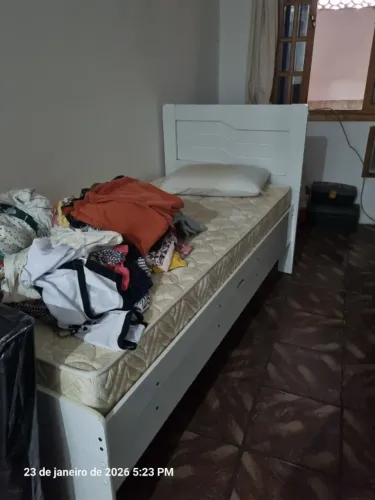 Cama solteiro branca com bau e colchão