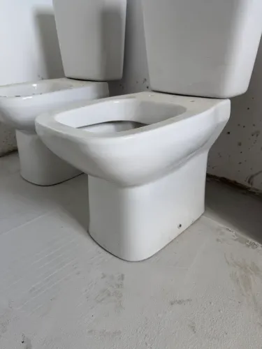 2 vasos sanitários com caixa acoplada
