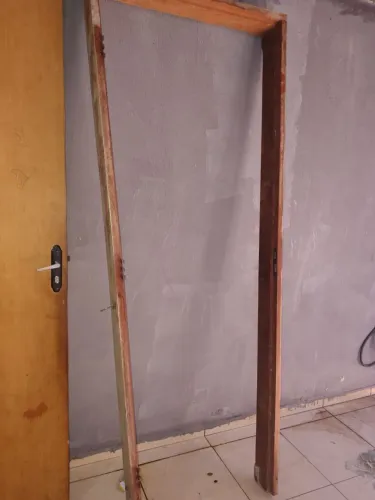 Vendo porta de madeira com portal 250,00 ,1 grade grande 100,00e 1 pequena 50,00