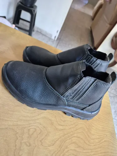 Botas couro solado emborrachado nova! Tamanhos 41 e 42 contato *  são duas botas