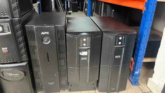 Nobreak APC 3KVA Dupla convenção com bateria usada