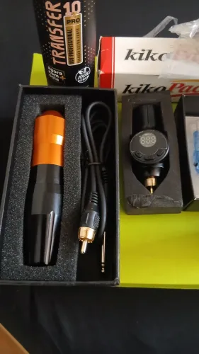 Kit de tatuagem com caneta e vários acessórios