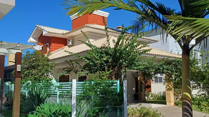 Casa com 5 dormitórios na melhor região da praia da Cachoeira do Bom Jesus. REF: 691