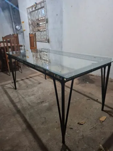 Mesa de ferro com tampo de vidro