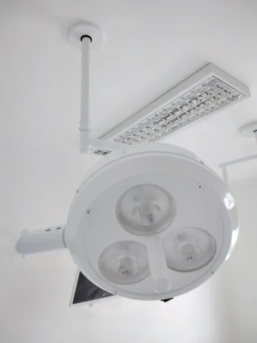 FOCO CIRÚRGICO NOVO DE TETO COM 27 LEDS CIRÚRGICOS PHILIPS DE ALTA POTÊNCIA