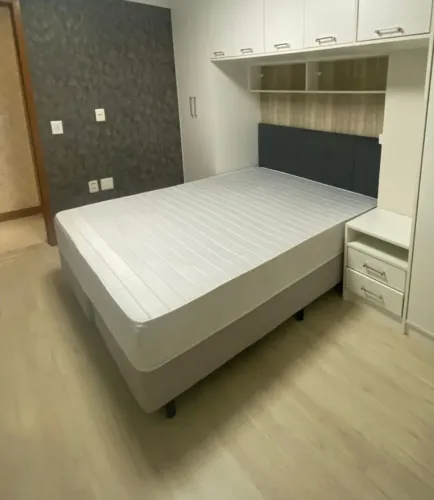 Cama Queen pouco usada + Cabeceira