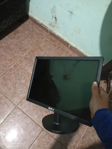 Monitor e um cabo espelhamento