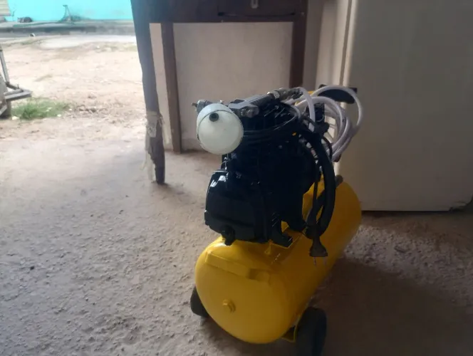 Vendo um compressor de ar funcionando perfeitamente
