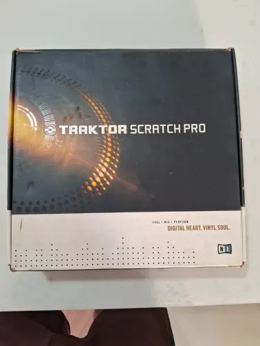 Placa de áudio Native Instruments Traktor áudio 8 DJ + cabos originais