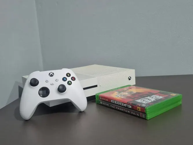 Xbox One S 1tb + 2 jogos e 1 controle (pouco uso)