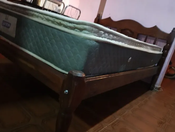 Cama de madeira de lei com colchão