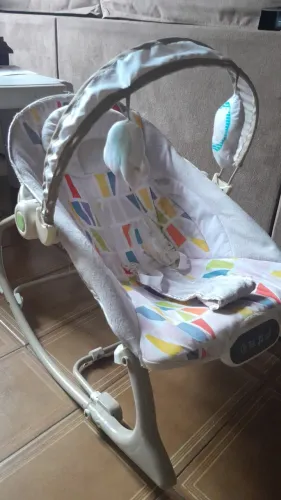 Cadeirinha bebe que vibra e toca música a pilha