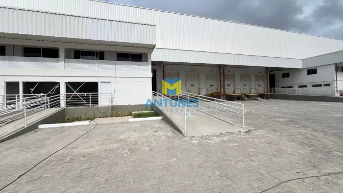 Alugue galpão em Condomínio com 1.515m², em Prazeres. Com 03 docas e 01 rampa