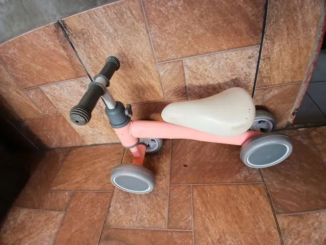 Bicicleta de equilíbrio para bebê
