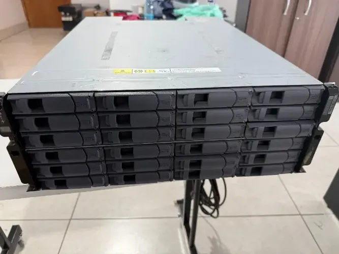 NetApp DS2246 (Chassis NAJ-1001). Vazia sem discos