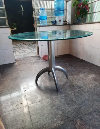 Mesa redonda em vidro com pés em metal