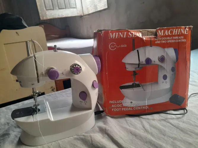 Mini Máquina de custura