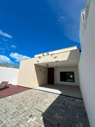 Excelente Casa com Ampla Área de Lazer, 3 quartos, piscina e Vaga para 10 Carros