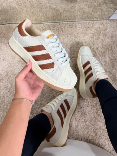 Tênis Adidas Superstar Sola Alta Feminino (2 Pares de Cadarço) Cor: Branco/Chocolate