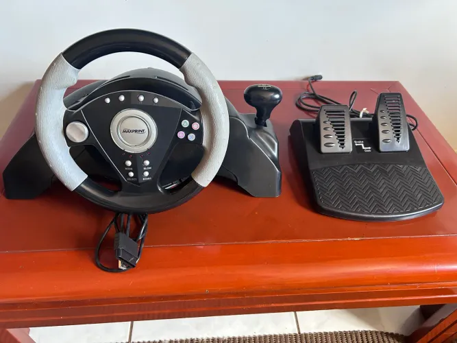 Volante MaxPrint com Câmbio + Pedal Acelerador e Freio Compatível com PS1/PS2 e PC