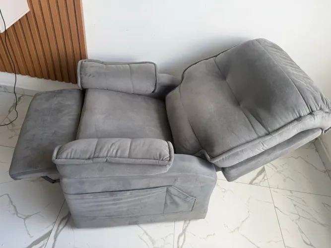 Poltrona Reclinável Grande Cinza com Assento Largo - Muito Confortável