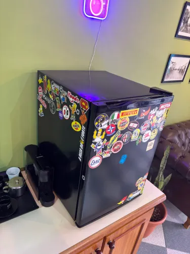 Frigobar Midea black edition